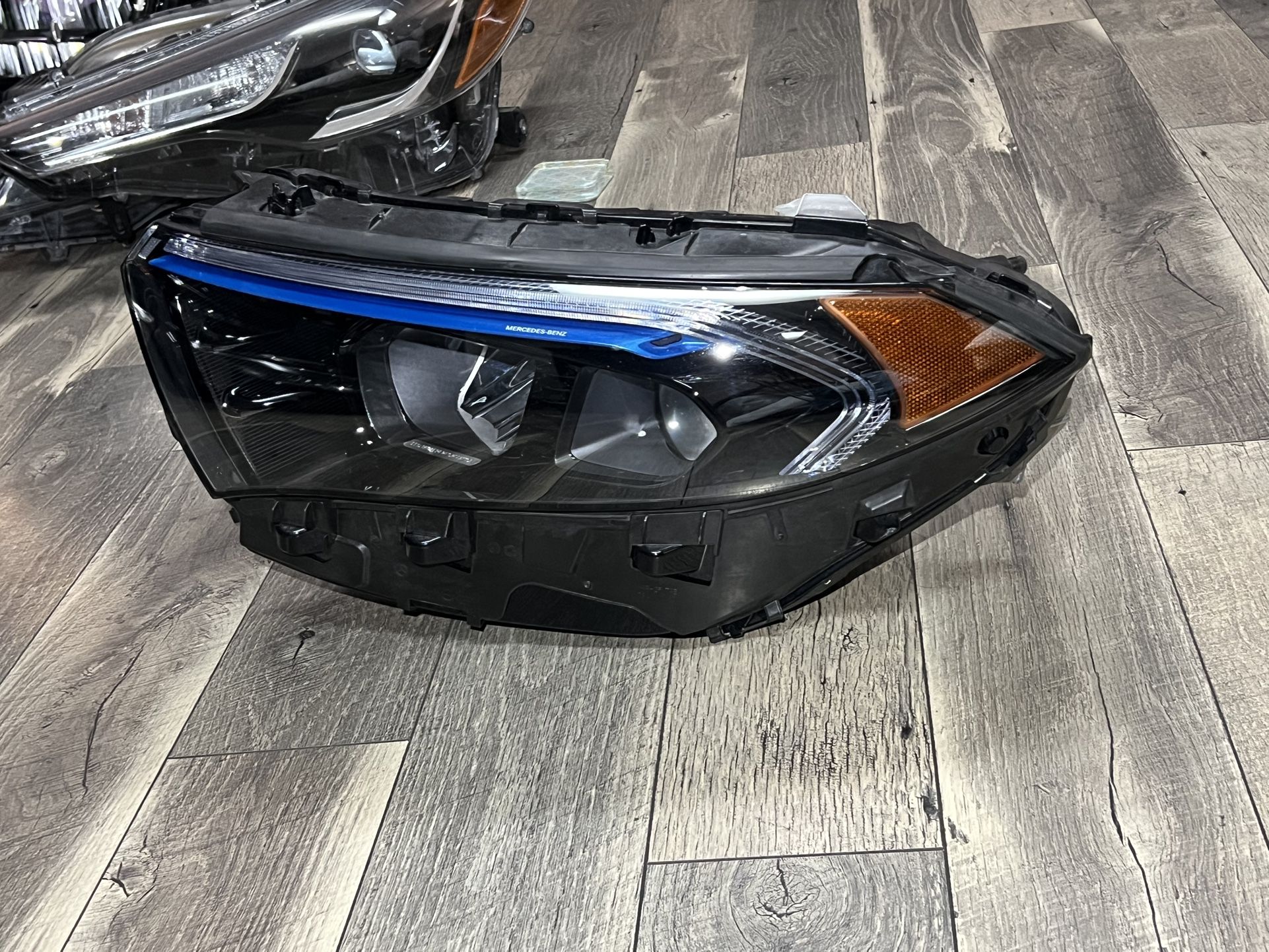 2022-2025 MERCEDES BENZ W243 EQB300 EQB350 LEFT DRIVER SIDE HEADLIGHT WITH ALL MOUNTING TABS MISSING PLEASE READ THE HOLD ADD