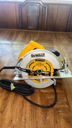 DEWALT 15 Amp Corded 7-1/4 in. Lightweight Circular Saw