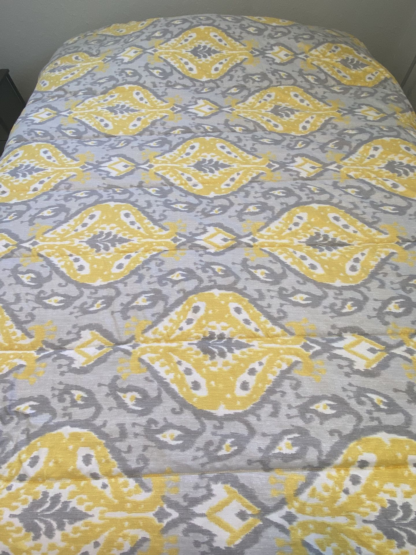 Queen Comforter, Sheets, 2 Pillowcases