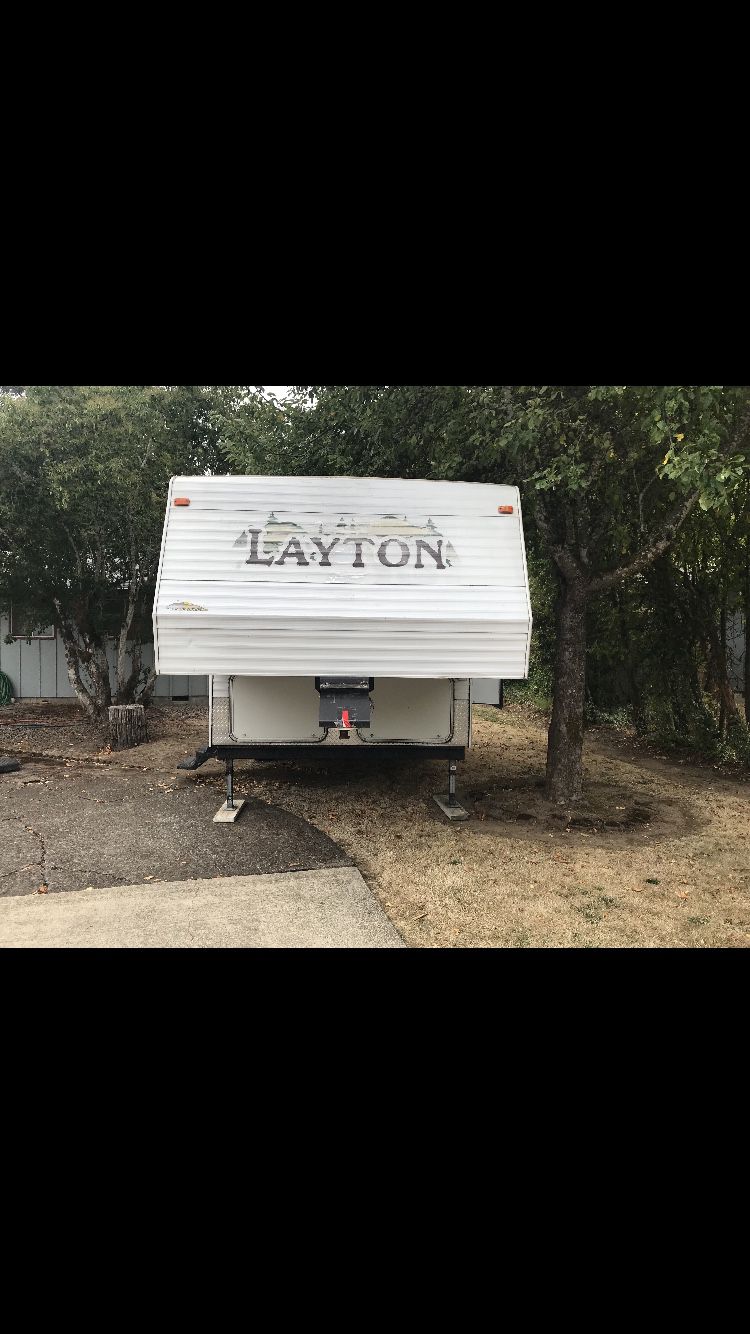 2004 Selling my Layton scout 5th wheel trailer. Like new condition. No leaks or water damage ever!!!