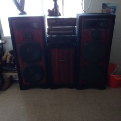 Speakers With Stereo Set 