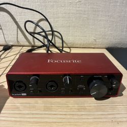  Focusrite Scarlett 2i2 Audio Interface - Works Great