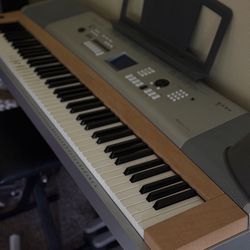 YAMAHA ELECTRONIC PIANO