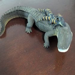 Safari Ltd Alligator With Babies (Rubbery)
