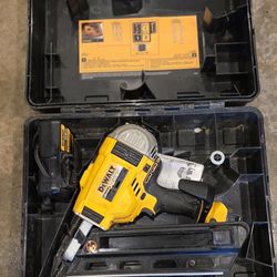 DeWALT DCN692M1 20V MAX XR Brushless Dual-Speed Framing Nailer kit