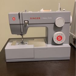 Singer Heavy duty Sewing Machine With Case