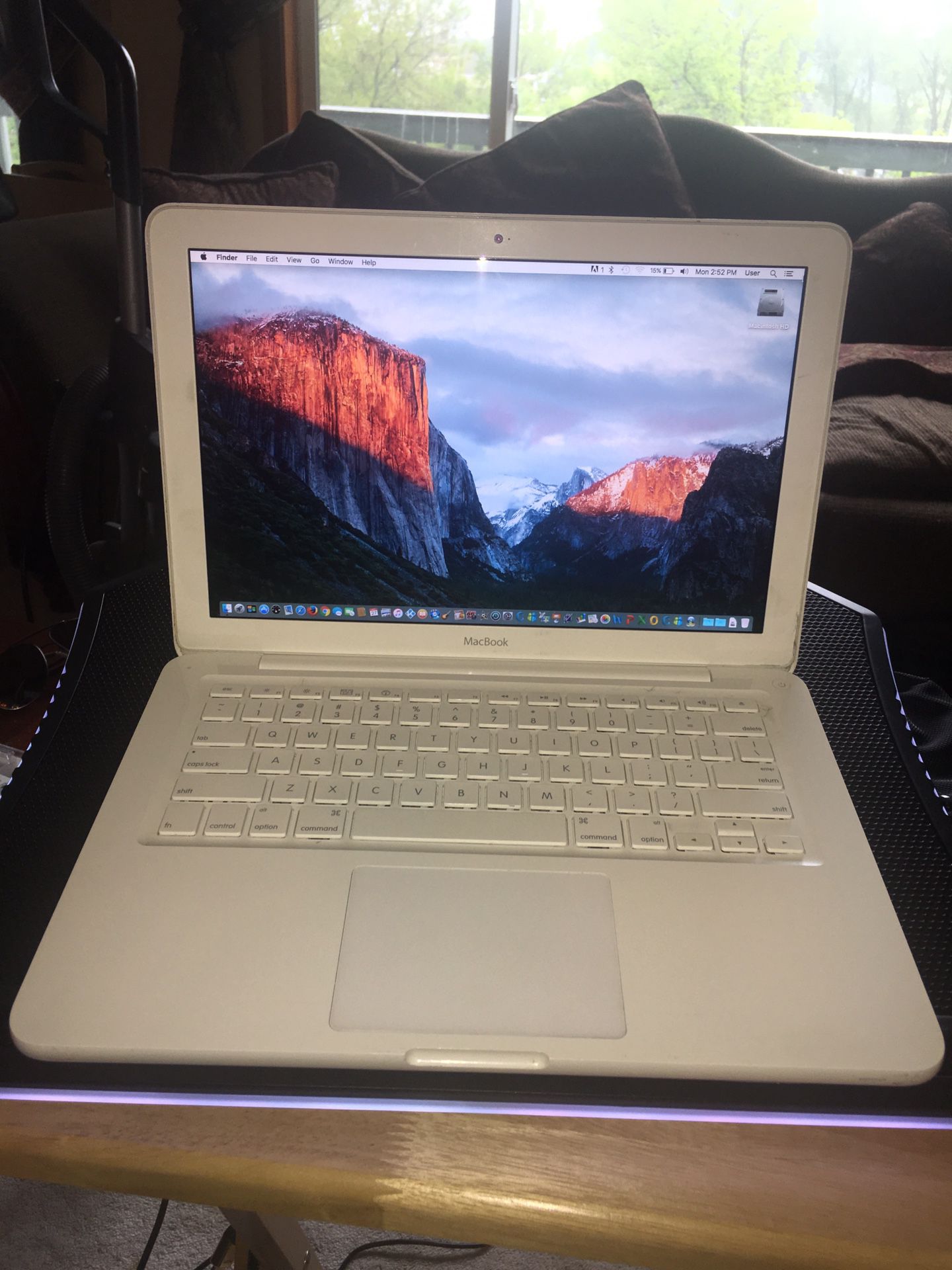 13” Mid 2009 White MacBook - SSD! - 4 Gigs MEM - TONS OF SOFTWARE INSTALLED!!