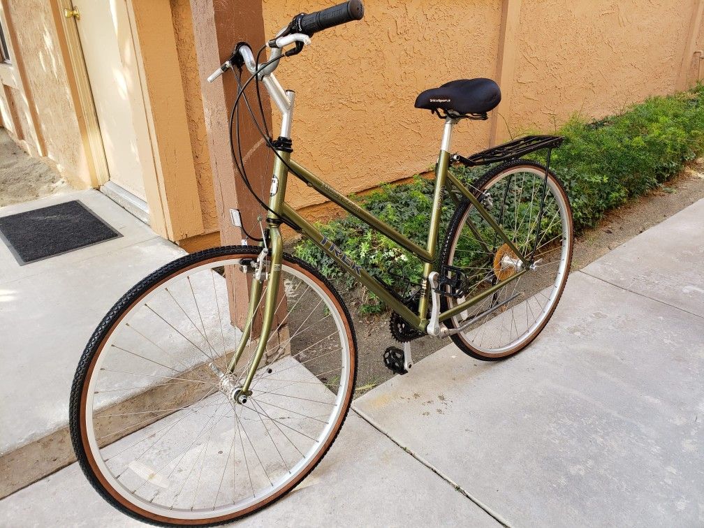 TREK HYBRID BIKE 21 SPEEDS TIRE 700C