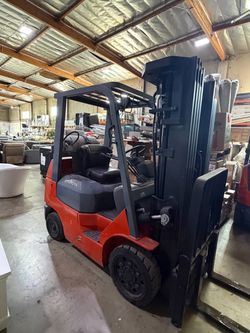 Toyota Forklift 7 propane , 4 stage , pneumatic tires
