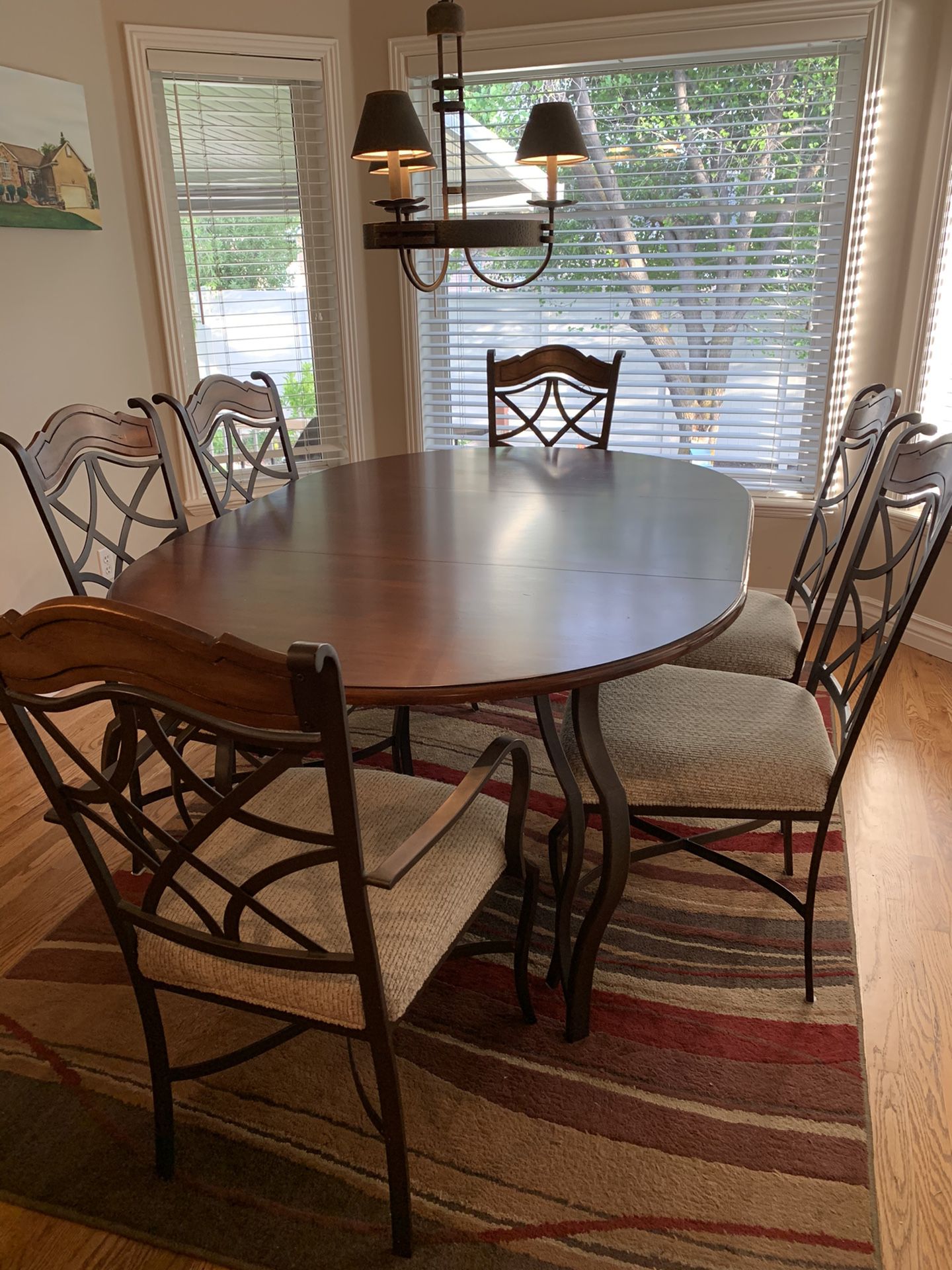 Like new solid dining room table!