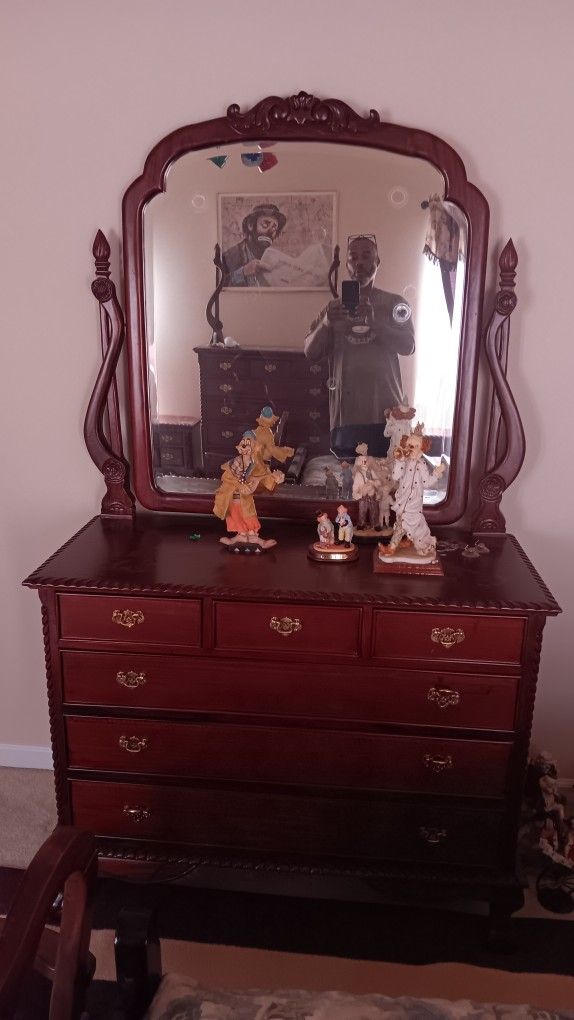 Dresser With Mirror
