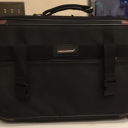 AIR EXPRESS CARRY ON TOTE BAG w/lock and key.  Excellent Condition