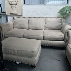 Beautiful 4-piece living room set in very good condition—no damage.