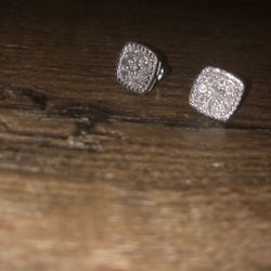 Luxury Diamond Cushion Cluster Stud Earrings (1/10 ct. t.w.) .925 Silver