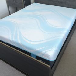 Tempur Pedic Queen Luxe Breeze Soft 2.0 Mattress. Brand New ! 