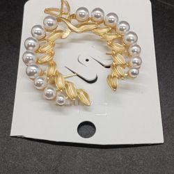 Elegant costume Pearl Brooch