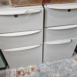 Good condition 3 drawer metal cabinets.