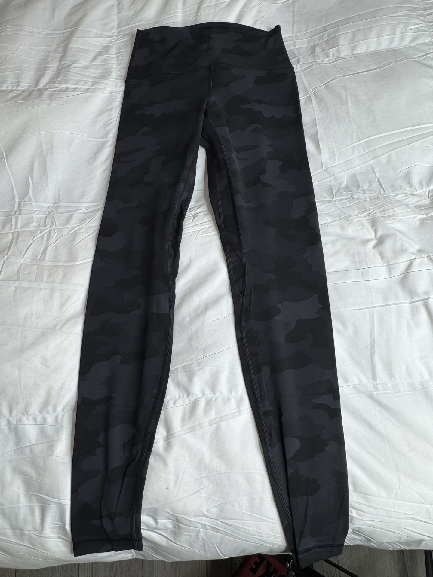 Lululemon black Camo Leggings Pants Size 6