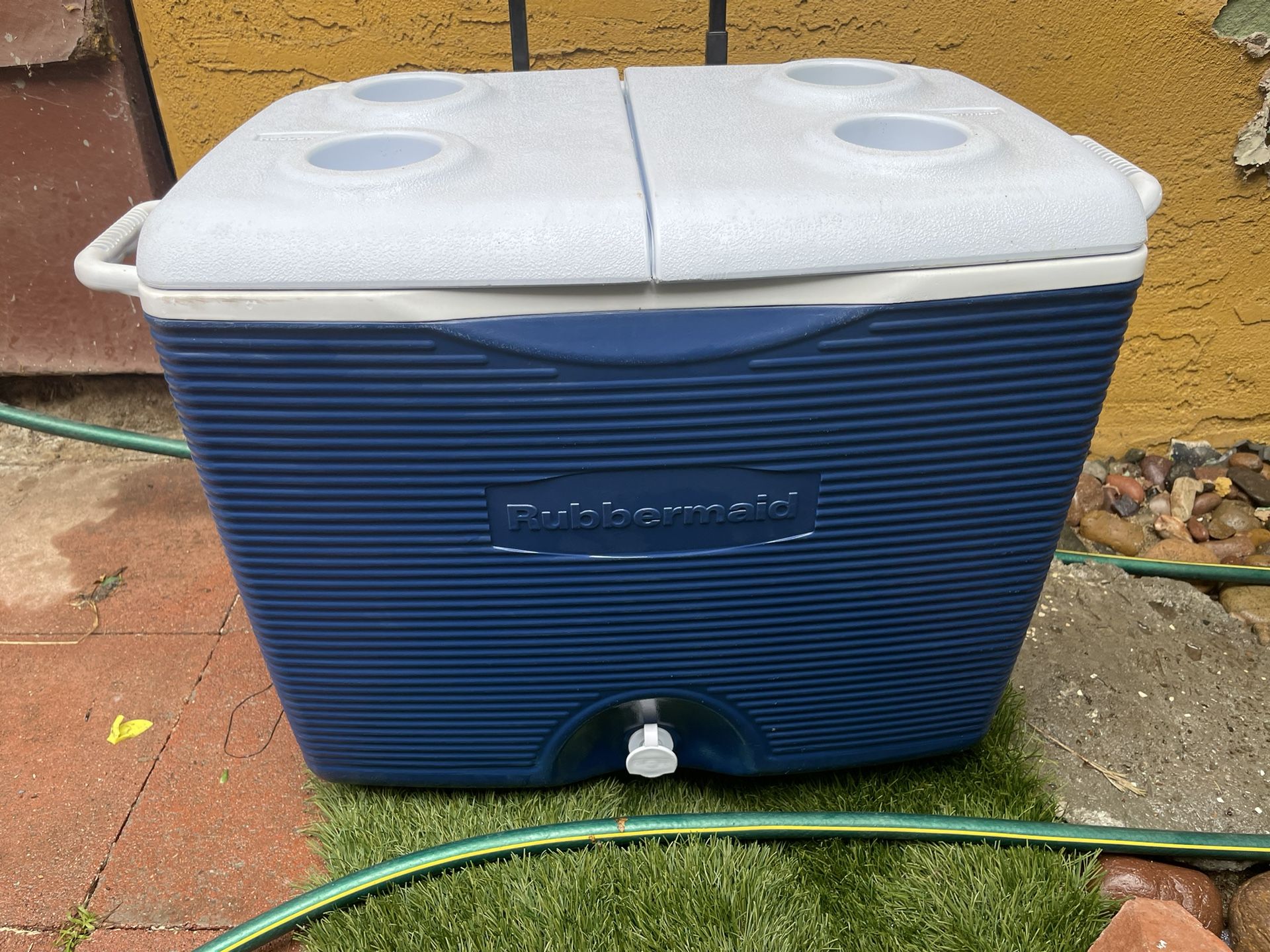 BEAUTIFUL RUBBERMAID COOLER IN REALLY GOOD CONDITION