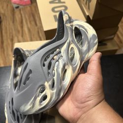YEEZY ADIDAS  FOAM RUNNER “MXT MOON  GRAY