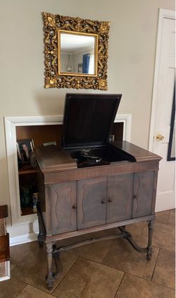 Antique Brunswick wind-up console phonograph, manufactured- Brunswick-Balke-Collender Company -1920s