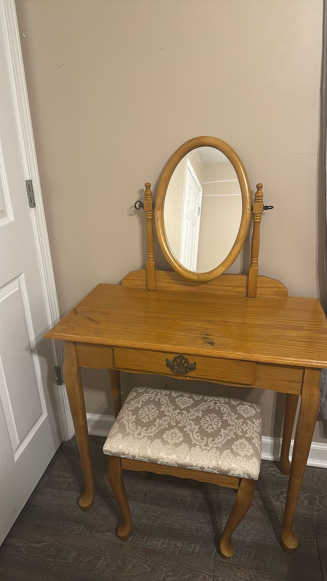 vanity (with chair)