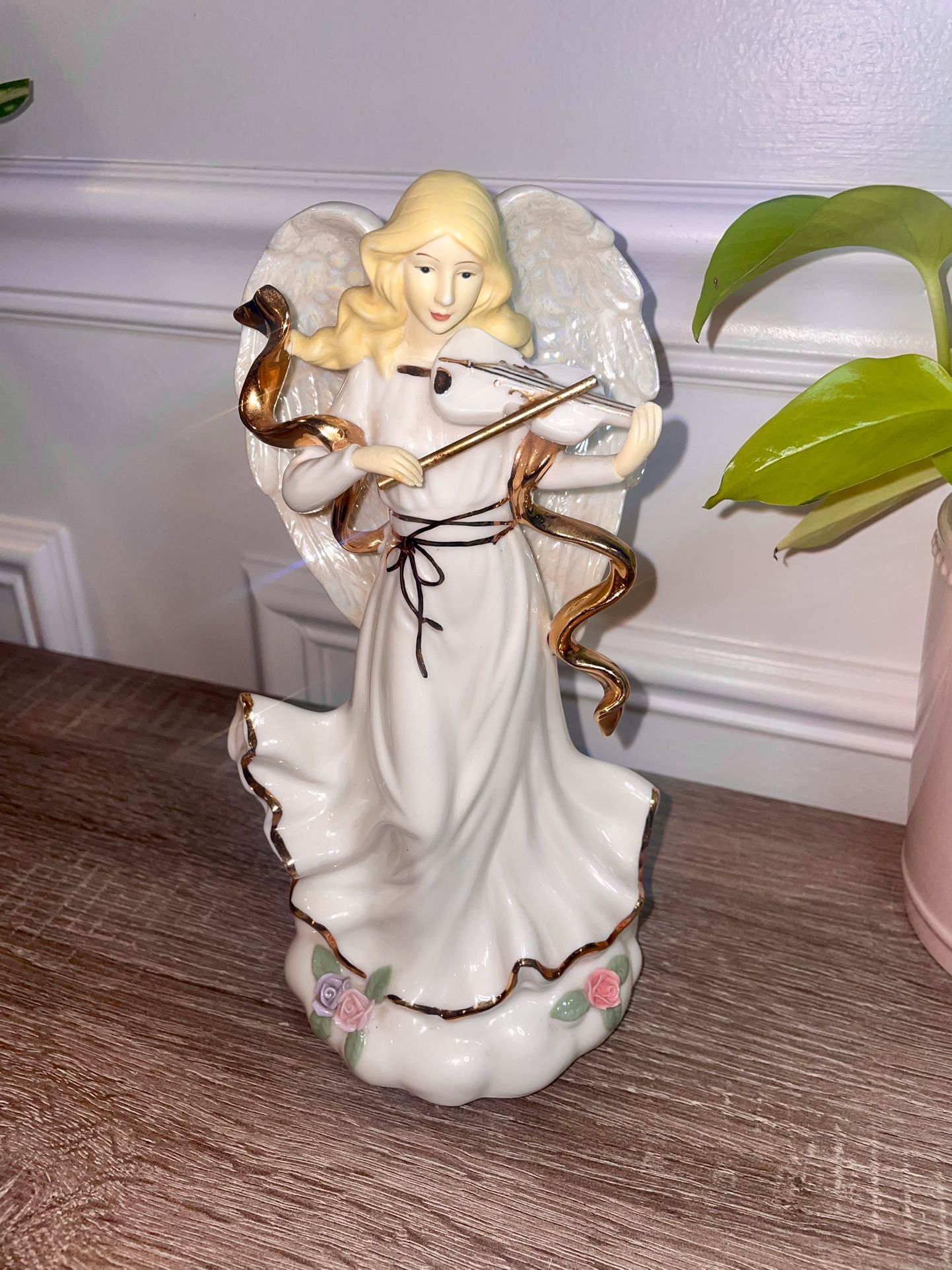 BEAUTIFUL PORCELAIN HAND PAINTED ANGEL MUSIC BOX 9" TALL PLAYS " FUR ELISE…(#17)
