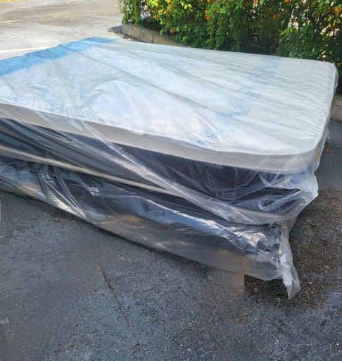 NEW QUEEN PILLOWTOP SET MATTRESS AND BOX SPRING ‐ 2PCS