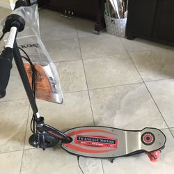 Brand mew Razor Power CORE E100 Electric Scooter 11 Mph 60 Mins Ride Per Charge Age 8+