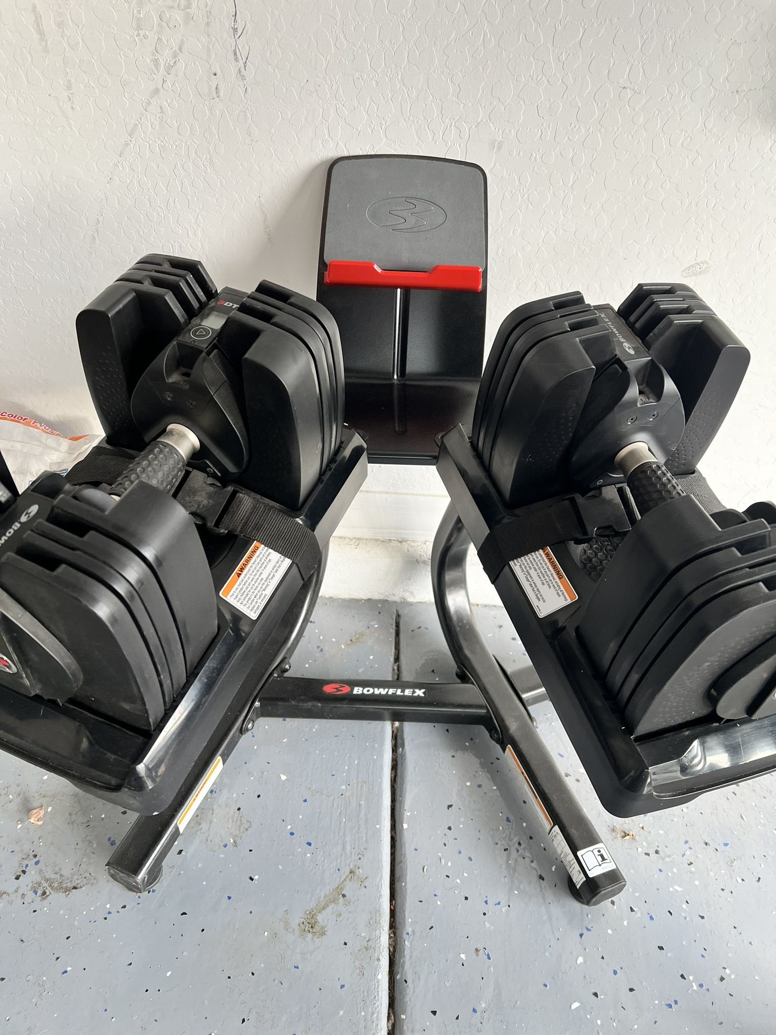 BOWFLEX ADJUSTABLE DUMBBELLS AND STAND