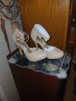 Dreamy Pairs Color is beige and velvet Size 7