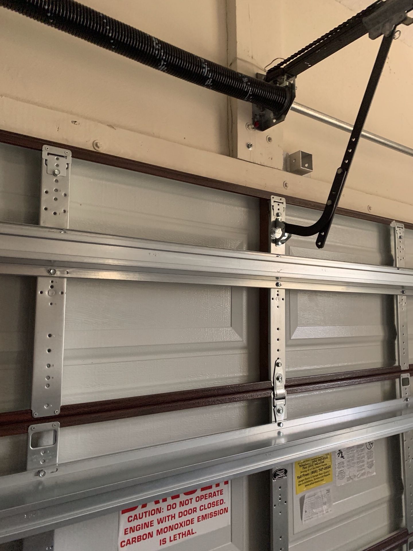 ONE GARAGE DOOR HURRICANE BRACE INCLUDING TOP MOUNT AND CONCRETE FLOOR