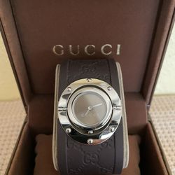 Gucci Women’s Twirl Watch. Rubber and Stainless Steel Brown 