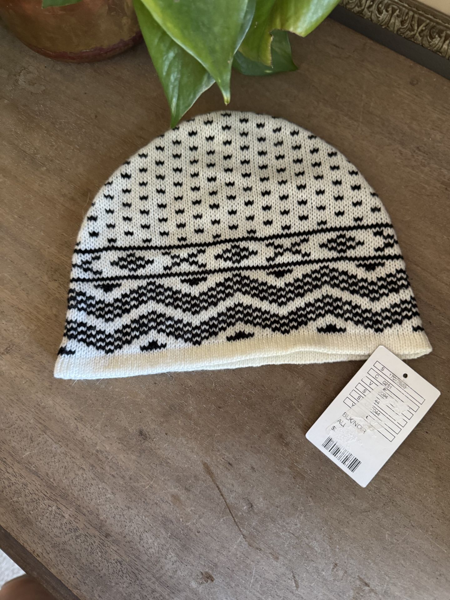 NWT 2890 Black White Knit Beanie Alpaca Poly Blend Fuzzy Winter Hat Geometric Layer Ski Snow Cap