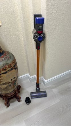 Dyson V8