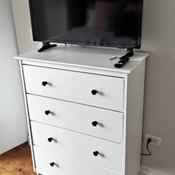 Beautiful Small Dresser and Smart TV 32” Insignia!!! 