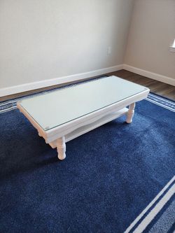 Large beautiful white coffee table with an removable glass center and 4 table runner. 