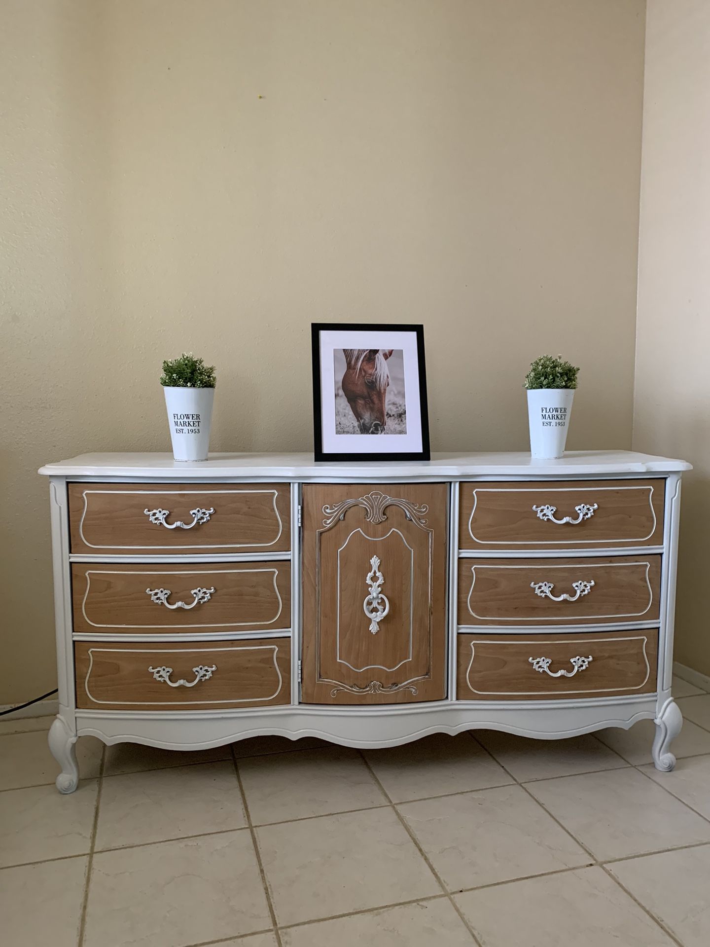 DRESSER