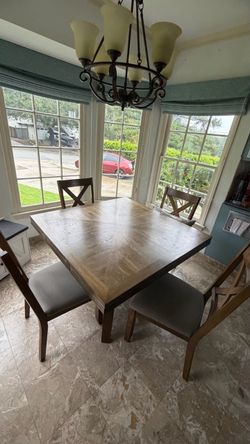 Solid Wood Expandable Dining Table with 4 Chairs