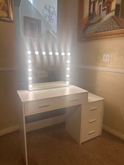 Nice vanity w new mirror