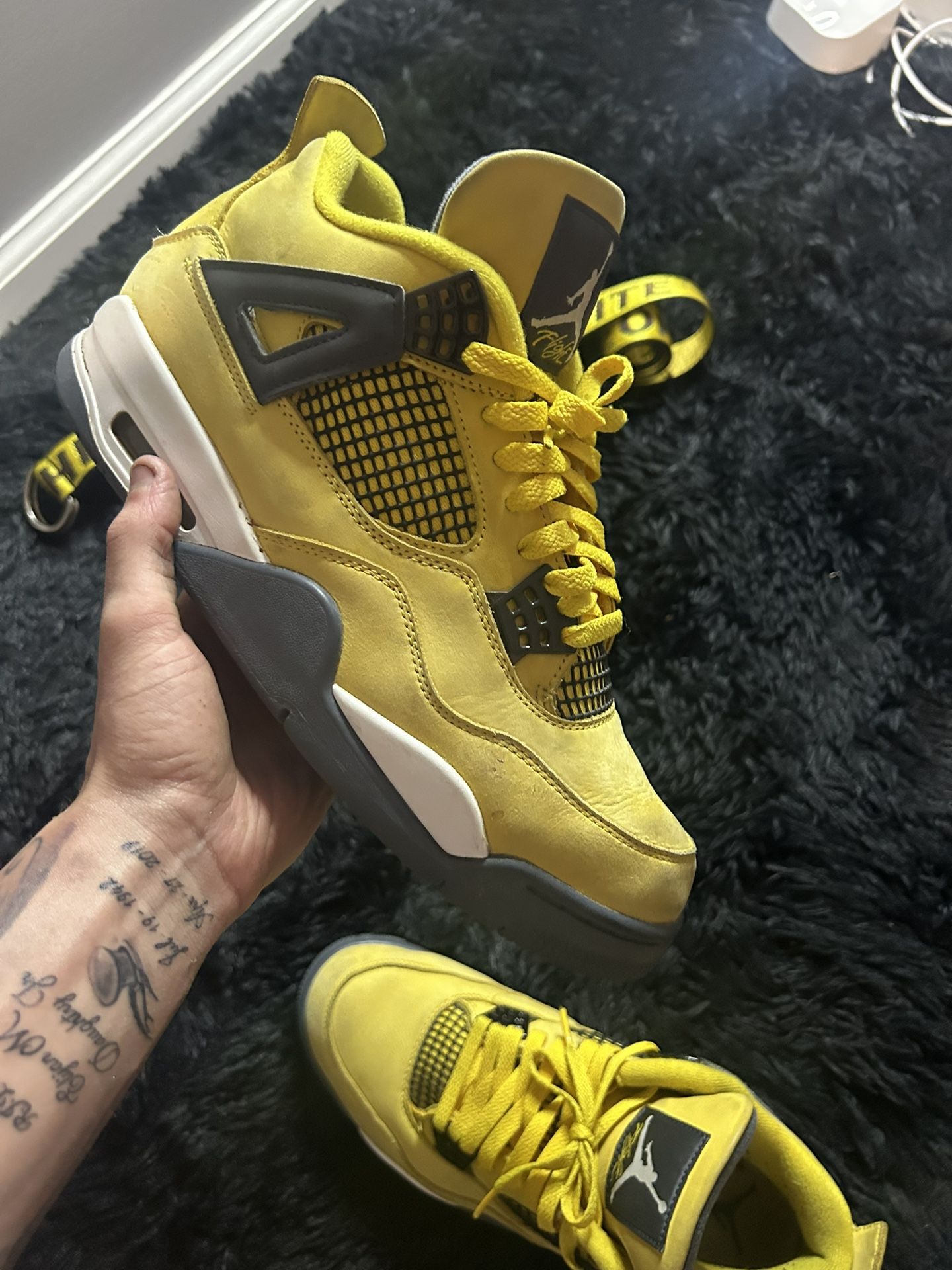 Jordan 4 Retro OG “ Lightning” Size 10.5