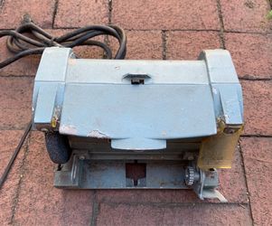 Grinder benchtop small in rough shape  works good handy for light work