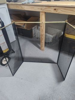 Tri-fold mesh fireplace screen