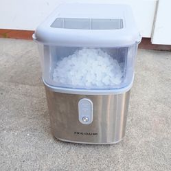 Ice Maker Stainless Steel Makes Ice Quick Excellent Condition Long Cord