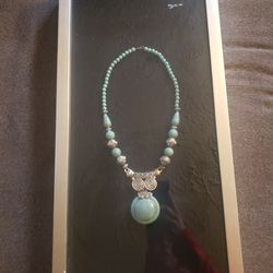 Beautiful Necklace In A Case. 