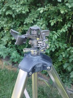 Professional aluminum impulse tripod lawn sprinkler.