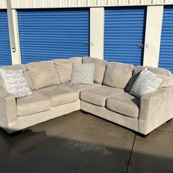DELIVERY AVAILABLE 🚚🚛🚚 super Nice 2 Piece Sectional