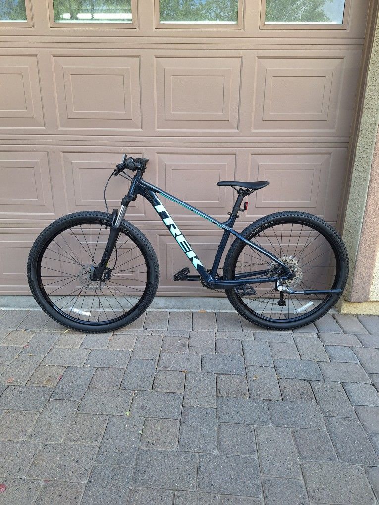 TREK MARLIN 6 MOUNTAIN BIKE 29 ER 1 X 10 SPEED LIKE NEW( CHECK MY OTHER BIKES)