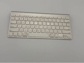 Apple A1314 Wireless Bluetooth Keyboard (White/Silver) (Working Cond.)