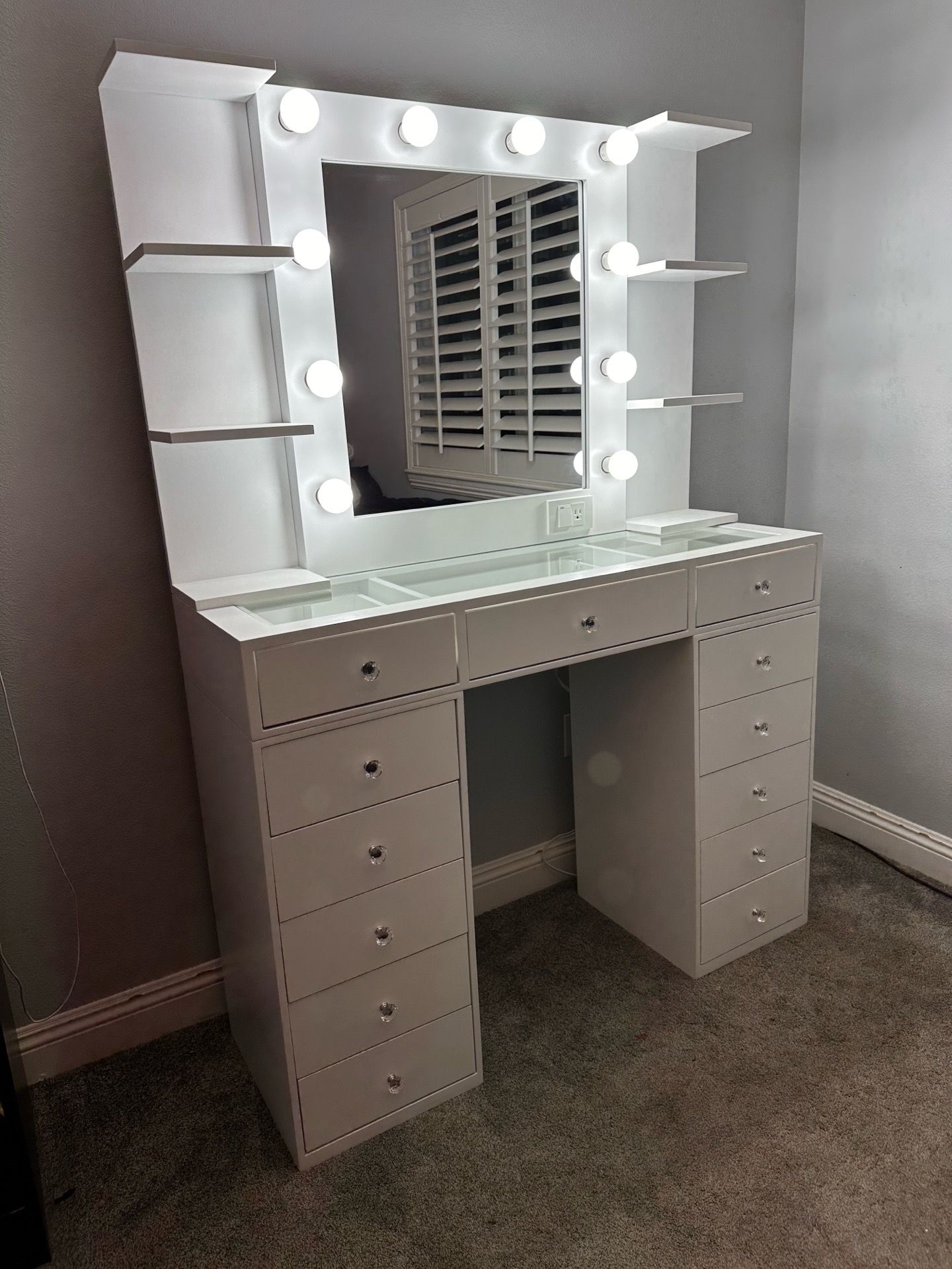 Makeup vanity